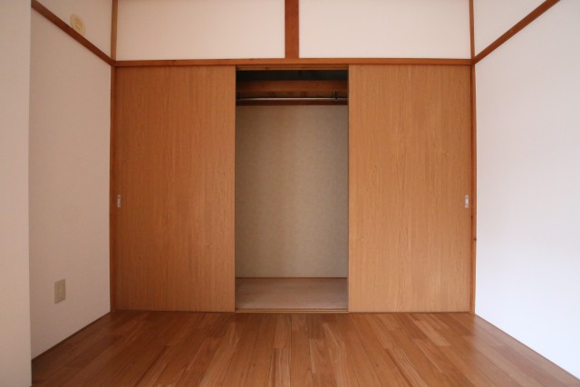 こちらの収納はハンガークローゼットです。