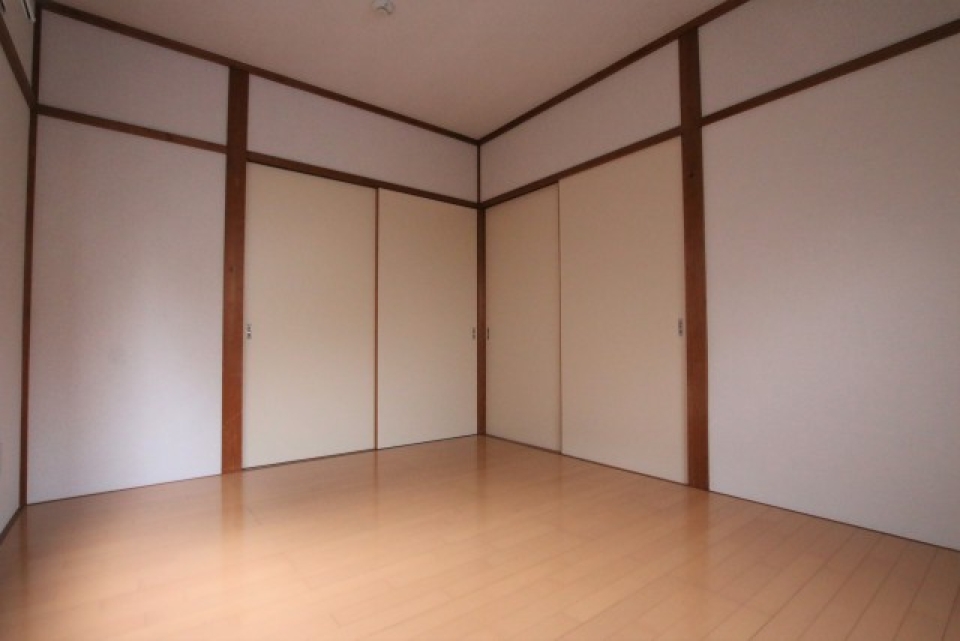 右のふすまが押入です。