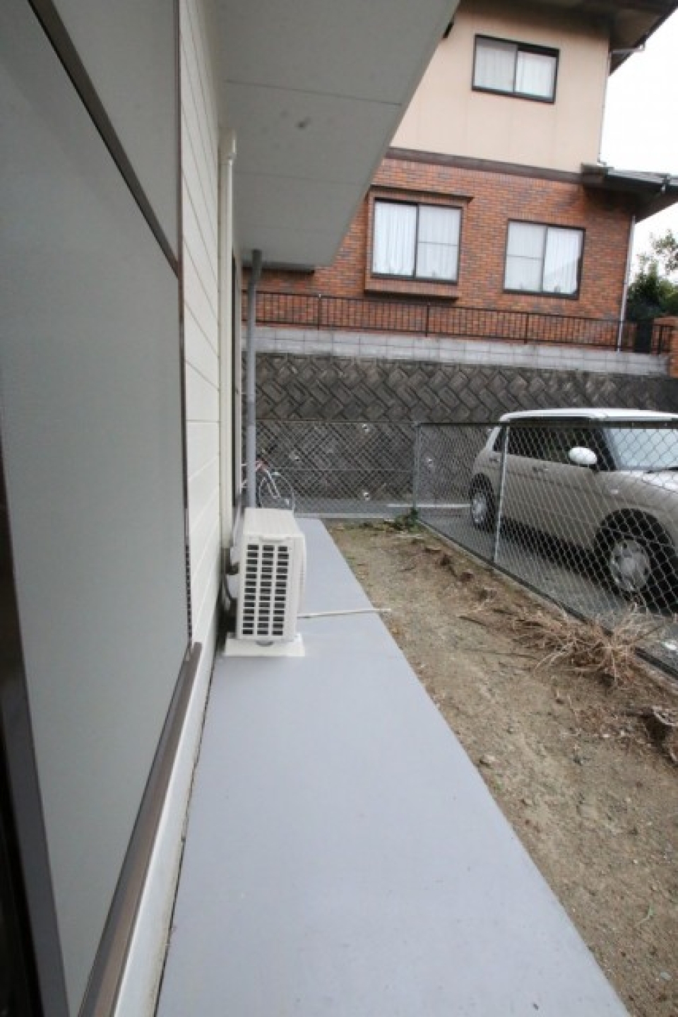 バルコニーにあたる部分。軒下に洗濯物が干せます。