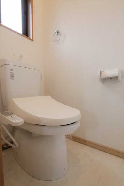 温水洗浄便座付きのトイレ。窓付き。