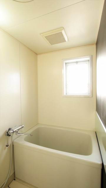 お風呂はコンパクトですが、窓があって換気しやすそう。