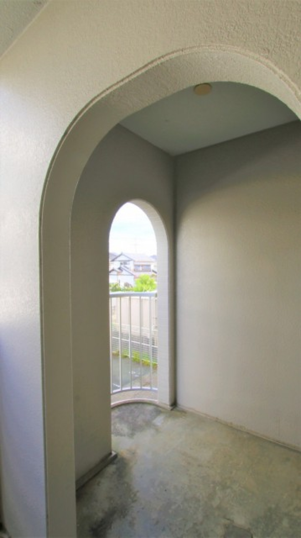 アーチ状の壁がかわいい玄関前スペース