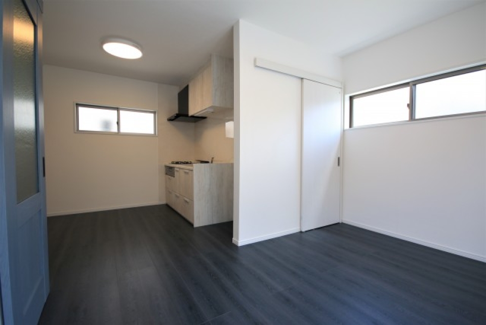 ブラックの床がおしゃれなリビングです