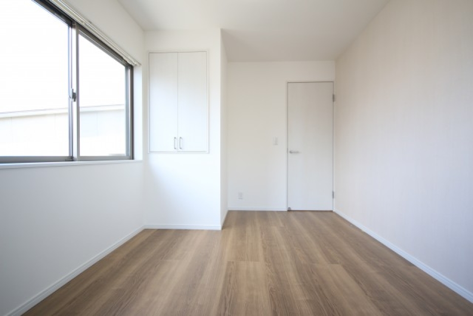 こちらは5.5帖です。収納はちょっとちいさめ