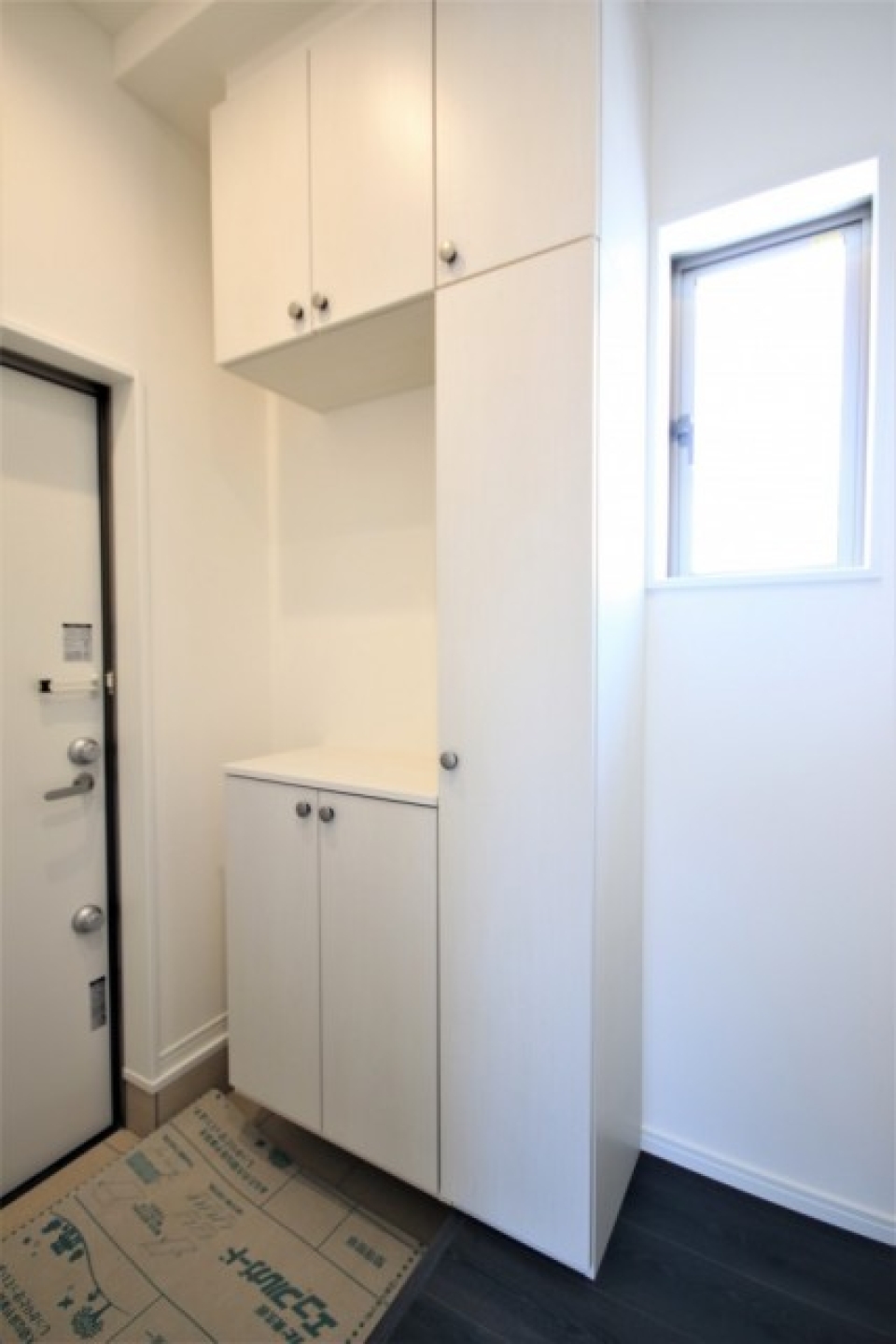 玄関は2～3人分は余裕で入りそう！