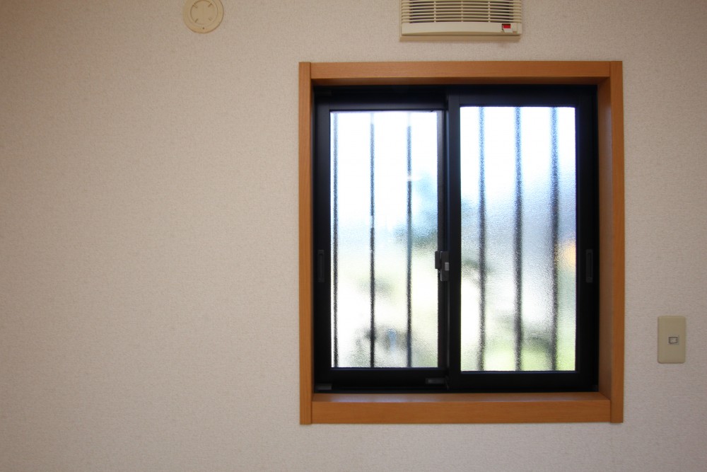 角部屋の特典、＋&alpha;の窓には格子が付いている。