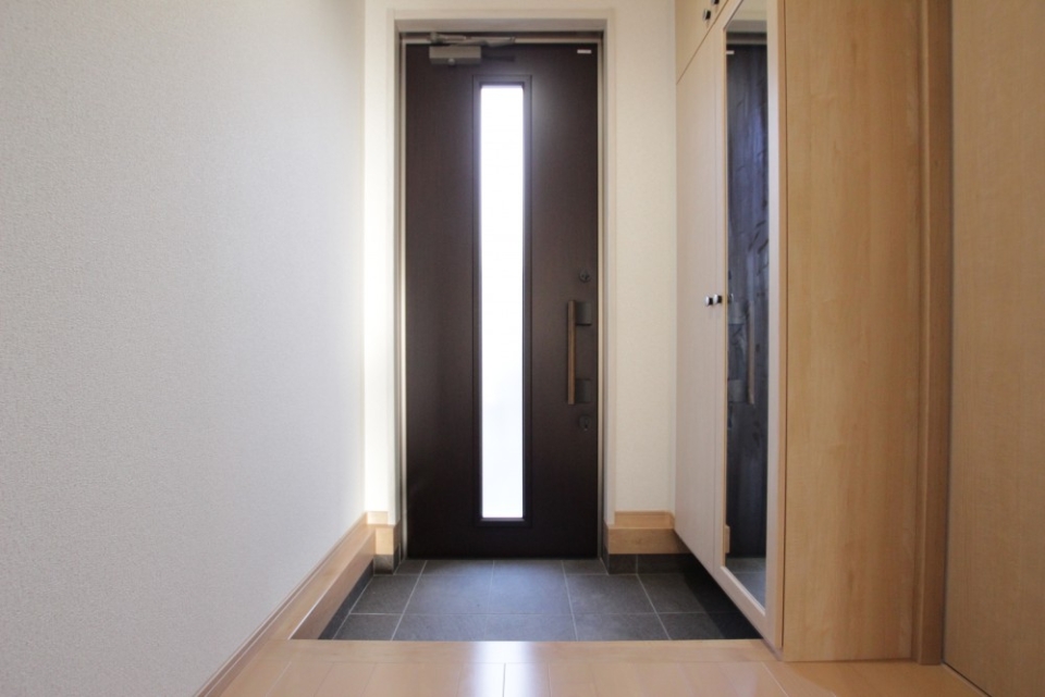 玄関。シューズボックスには鏡があります。