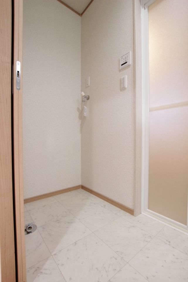 洗面所、入って左手が洗濯機置き場。