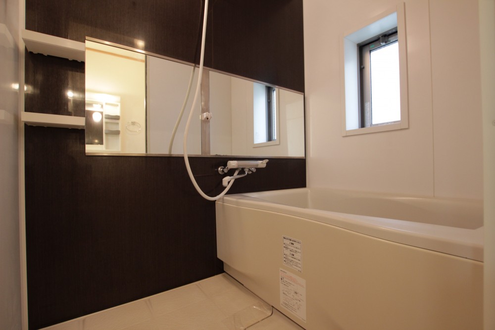 シックなトーンのお風呂。鏡&小窓アリ。