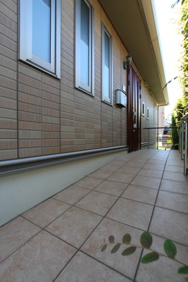 玄関ポーチはスロープになっておりベビーカーでも楽々。