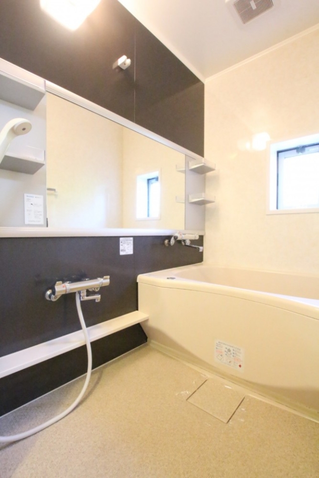 浴室は大きな鏡付いてます。