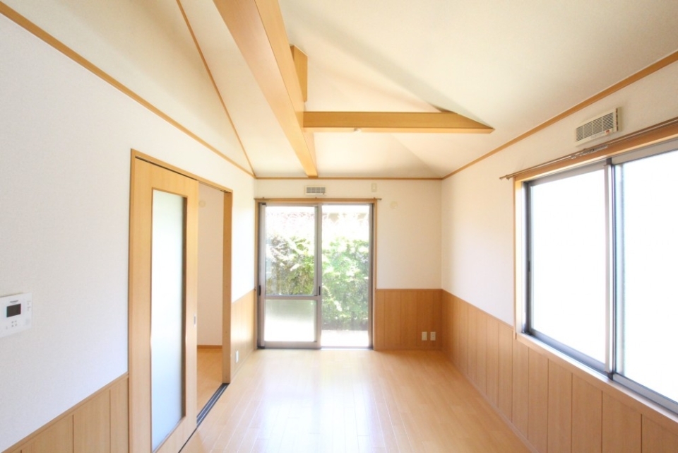 勾配天井で高い。