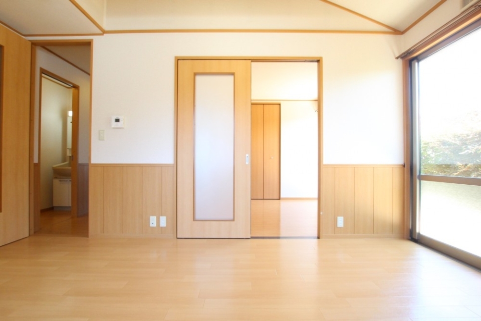 2部屋を仕切る2枚の引き戸。