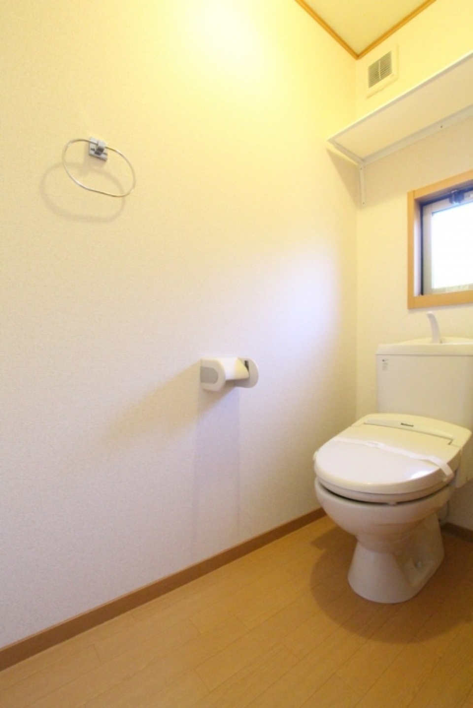 トイレはシャワートイレ付き。