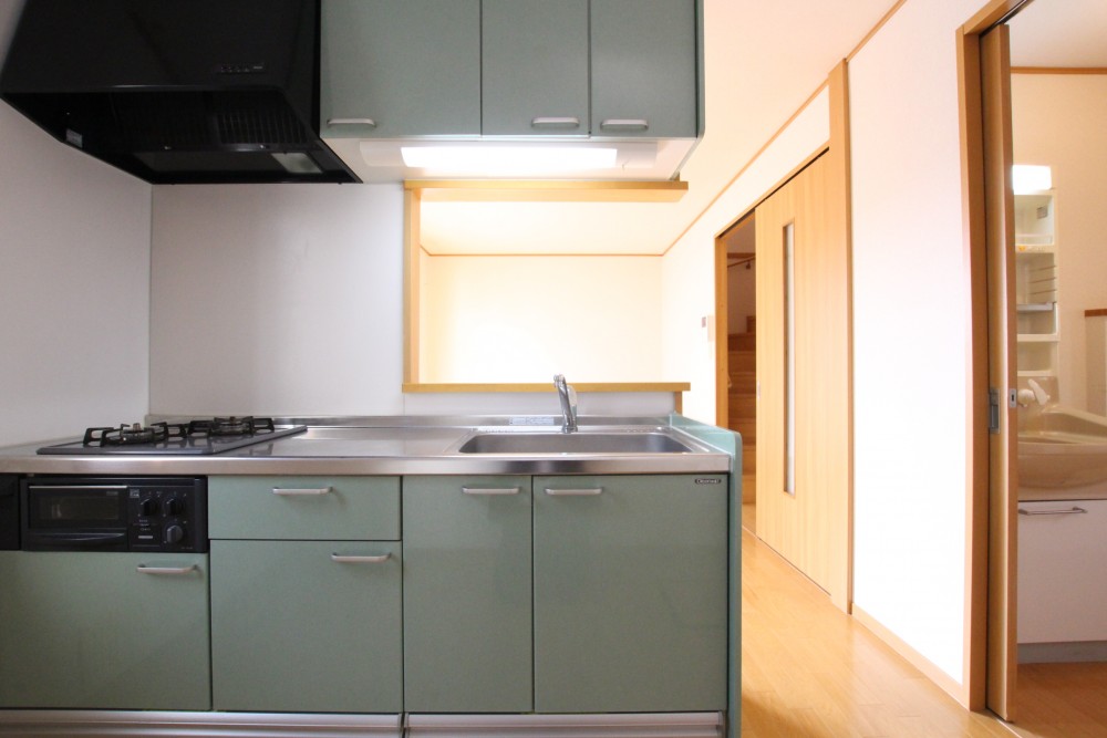 キッチンは、レトロっぽいシステムキッチン。