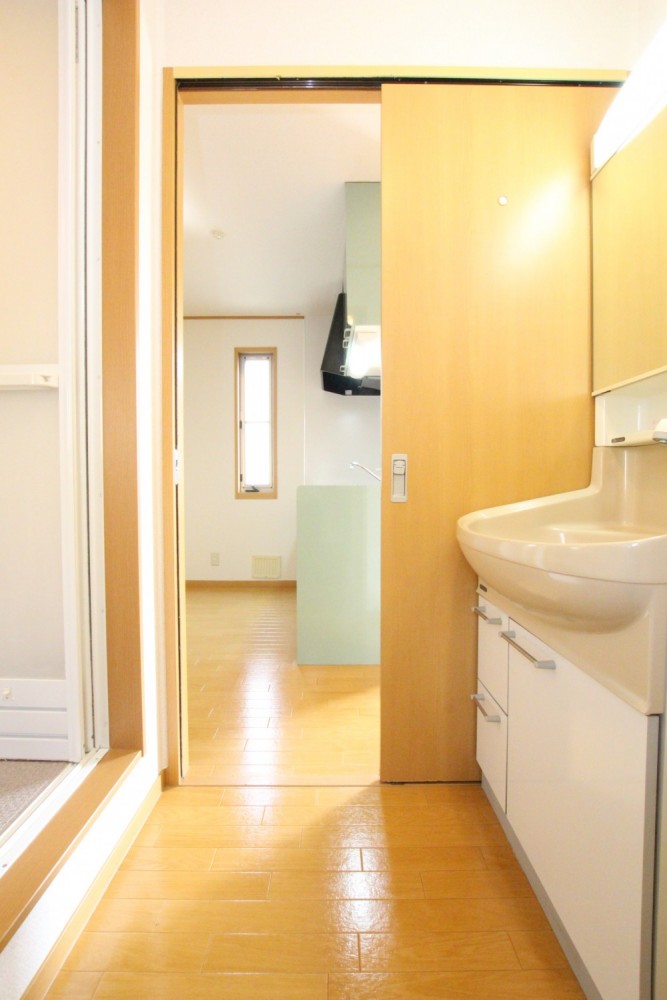 洗面室とキッチンは一直線につながっています。