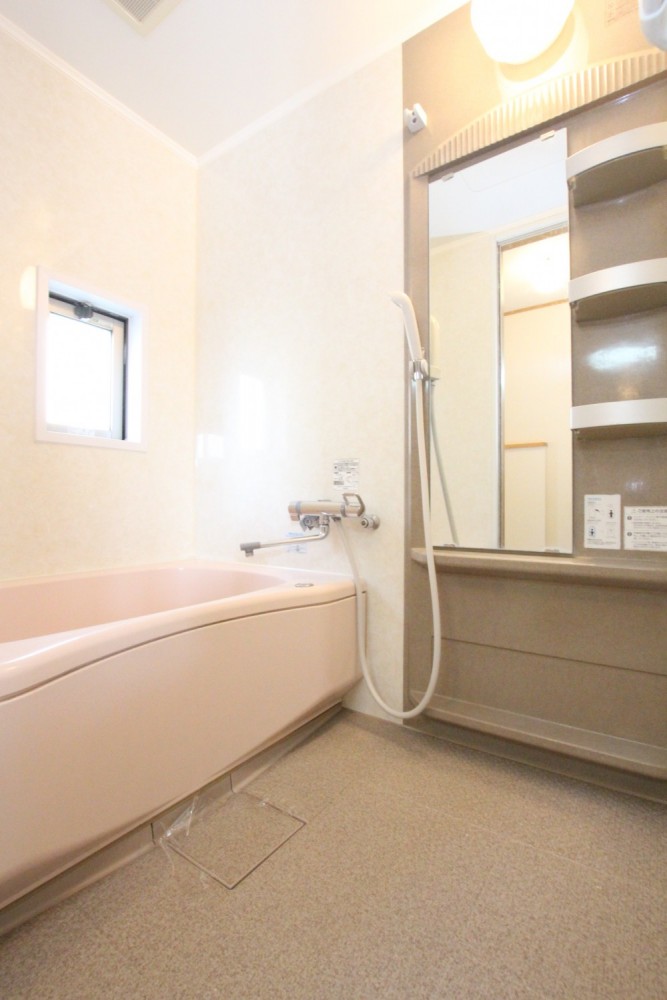 浴室は、落ち着いたカラーでリラックスできそうです。