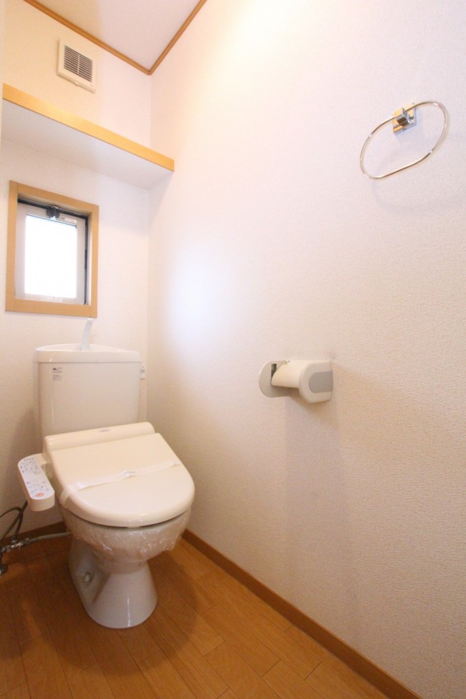 トイレは、タオル掛けと上部の棚も付いています。