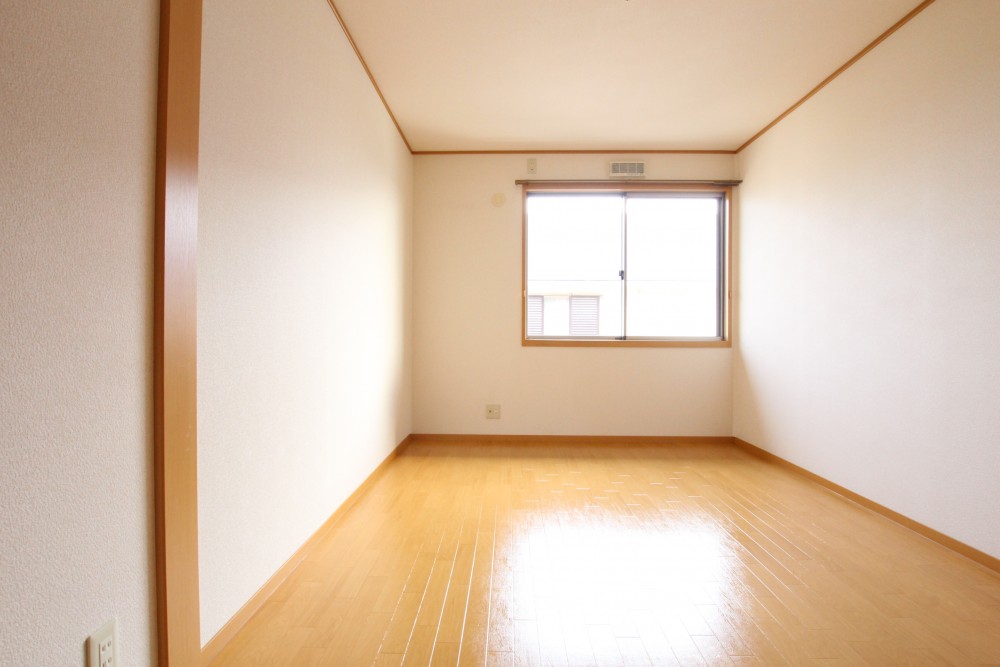 スッキリとしてシンプルな寝室の様子。