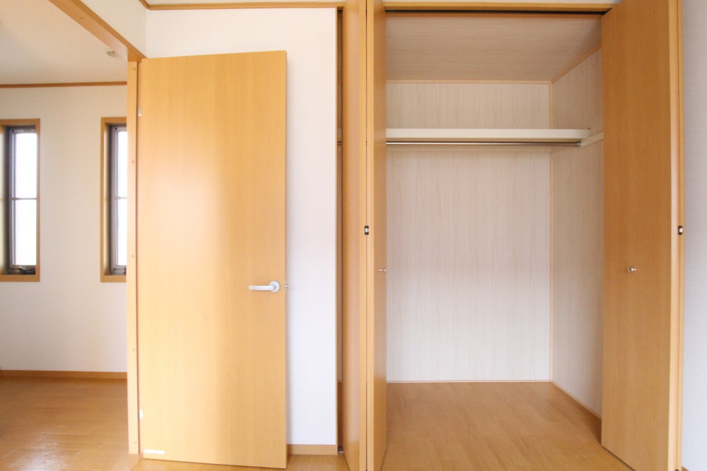 収納は、各寝室に付いています。