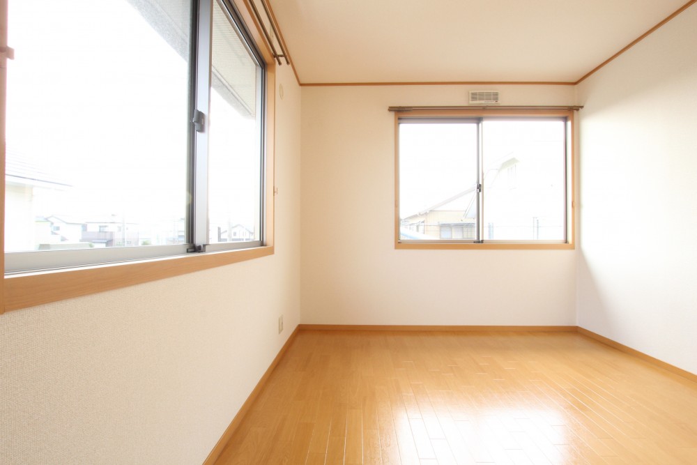 寝室②は、2面の大きな窓があるのでとても快適です。