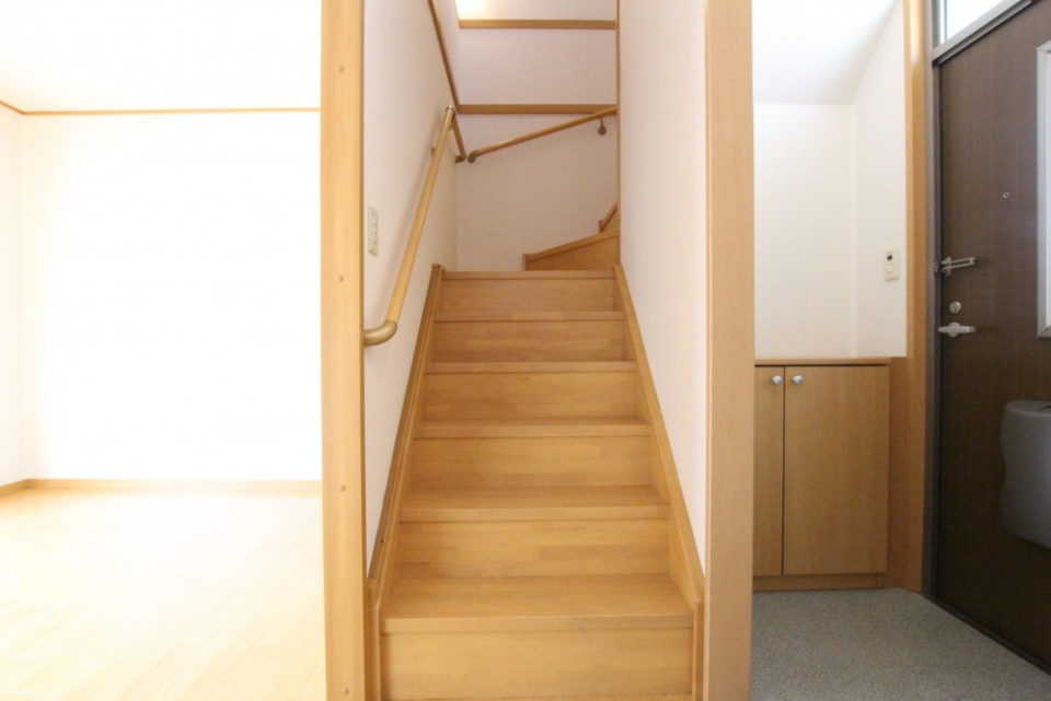 玄関入るとリビングと階段へつながります。