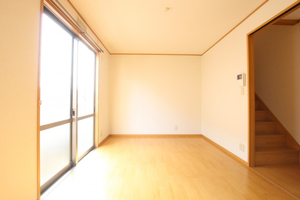 リビングの大きな窓で換気と光が差し込みきもちよさそうです。