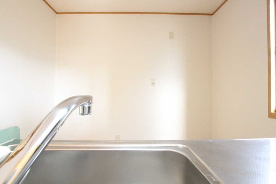 リビングから小窓を覗いたキッチンの様子。