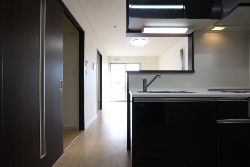 キッチンと建具のカラーは同色でとても落ち着いています。