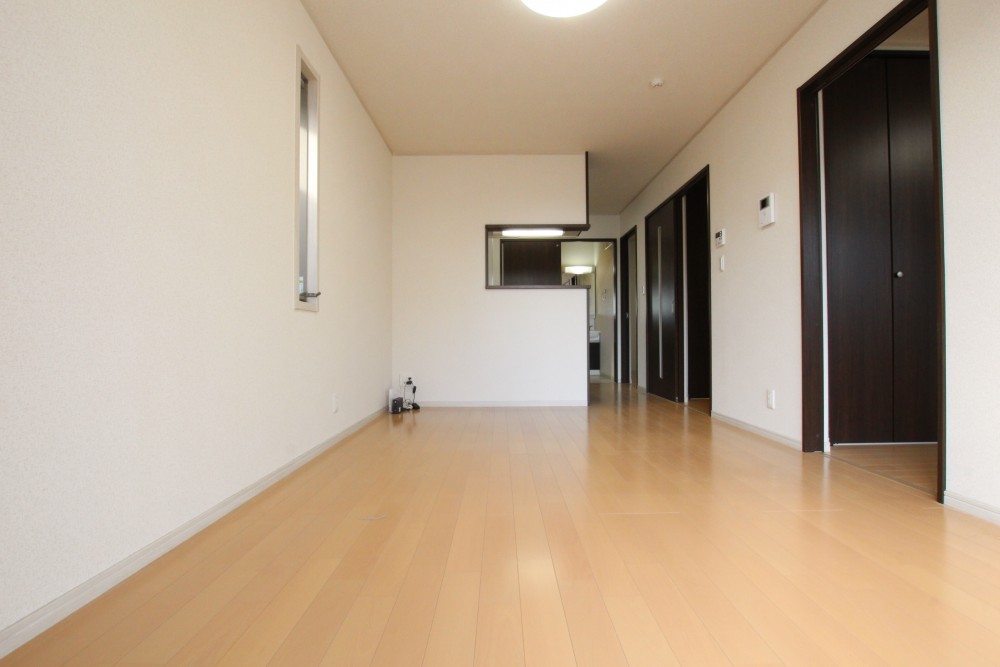 リビングは縦長で家具の配置がしやすいですね。