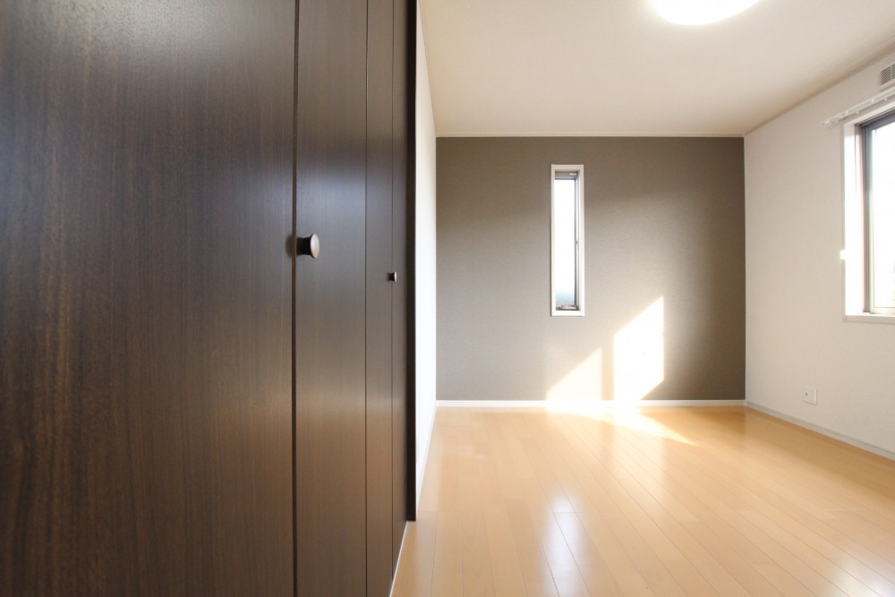 アクセントウォールと建具には落ち着いたカラーを配色しています。