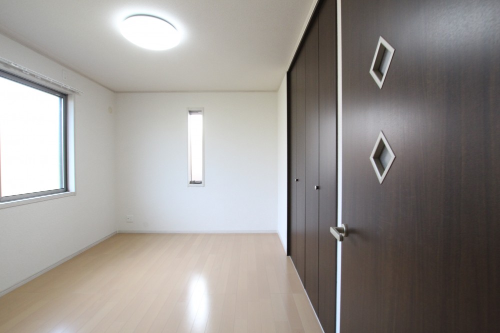 洋室の窓も大きめです。