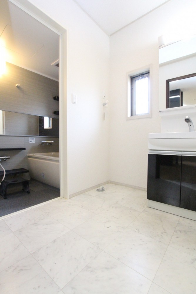 洗面室に小窓あり。