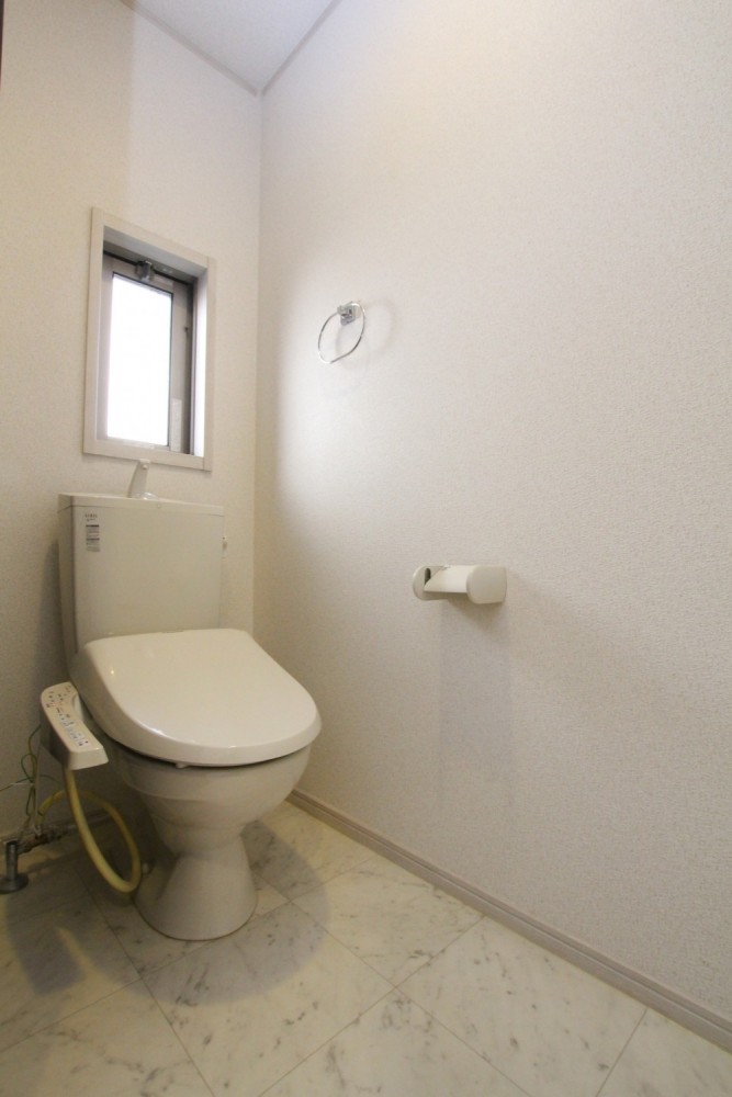 トイレに小窓。