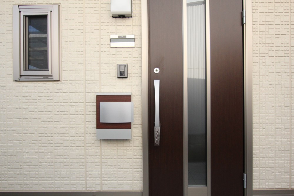 エントランスの扉は、スリットガラス。