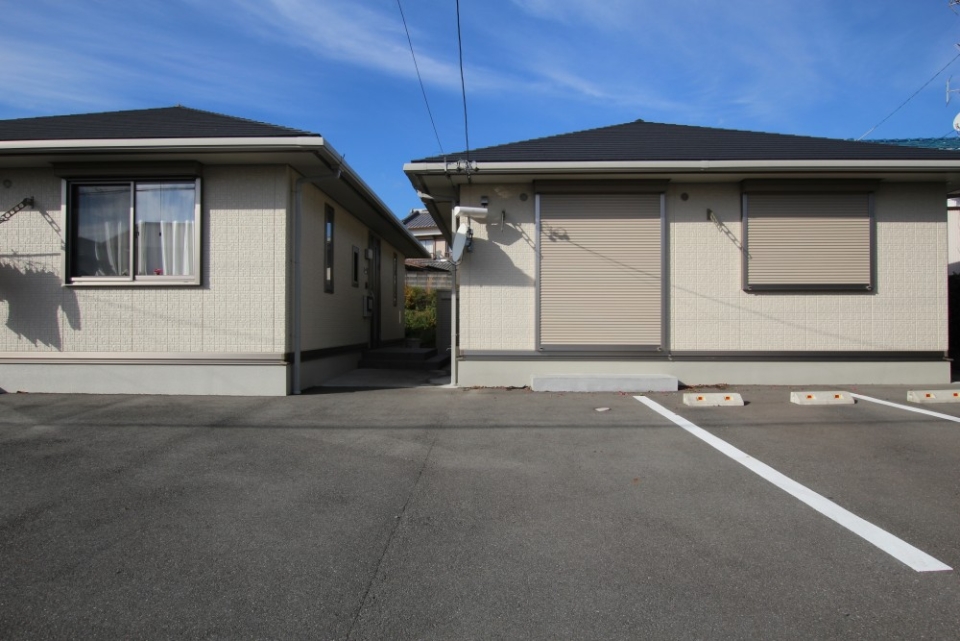 敷地内に2棟並ぶ平屋住宅。