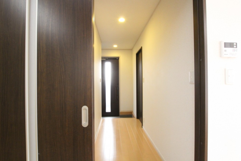 玄関のスリットガラスで暗くなりがちな玄関に少し明るさをプラス。