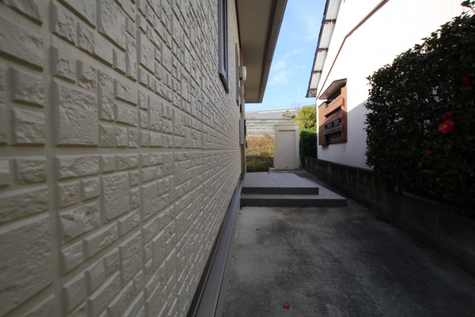 玄関へは奥へ。