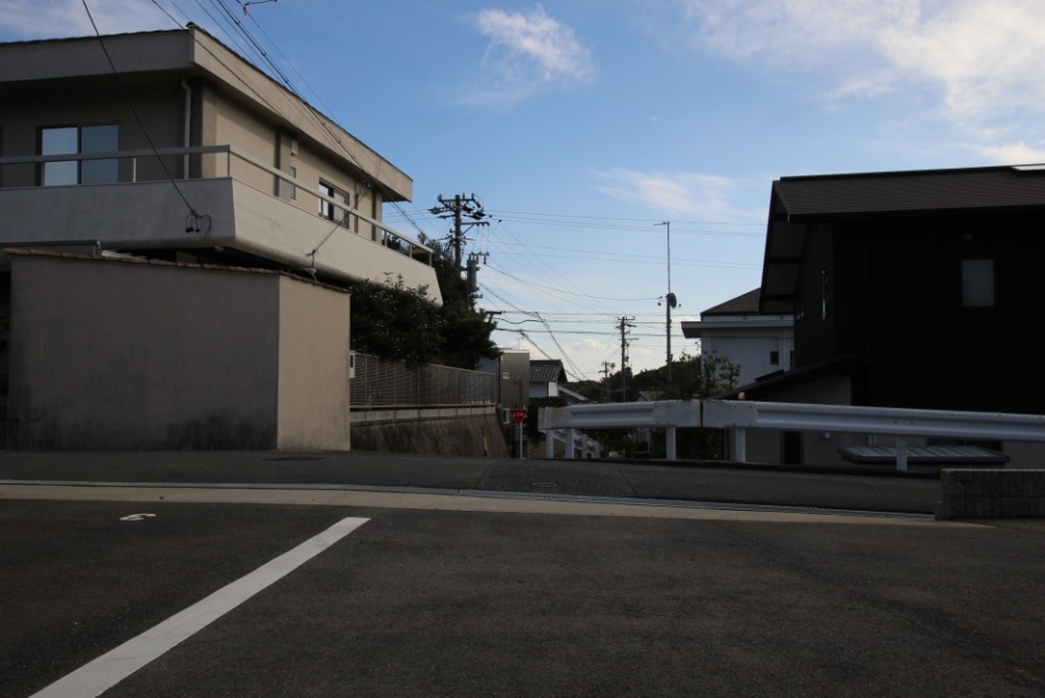 住宅街にひっそり佇む。