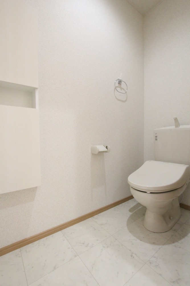 トイレはシャワートイレ付き。