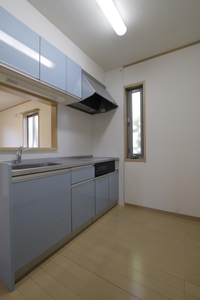 キッチンはIHコンロ。対面式でスペースもあるので料理がしやすそうです。