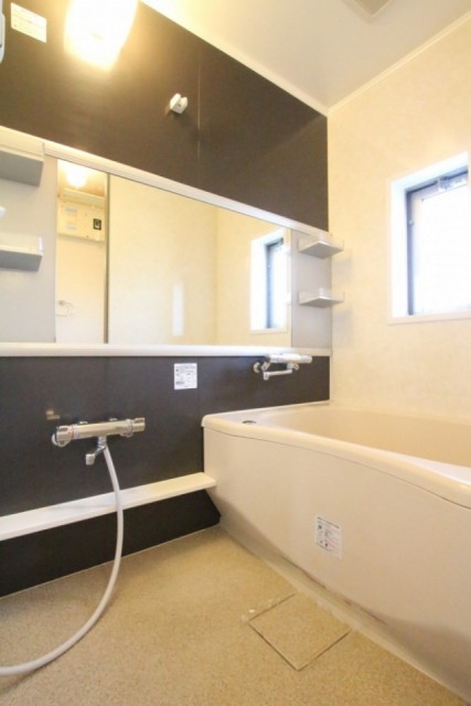 最近多い横長鏡付きのお風呂はトレンドの予感！