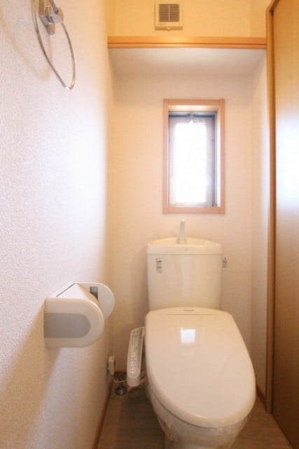 トイレはシャワートイレ付き。