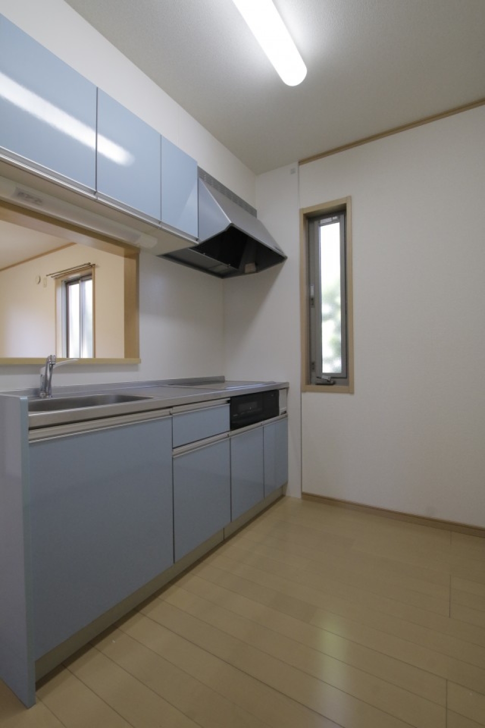 キッチンはIHコンロ。対面式でスペースもあるので料理がしやすそうです。