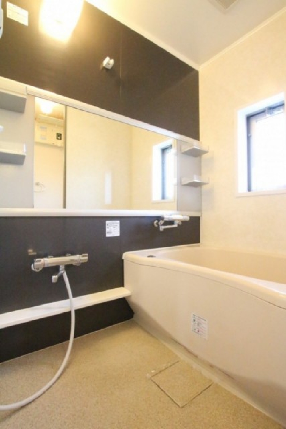 最近多い横長鏡付きのお風呂はトレンドの予感！