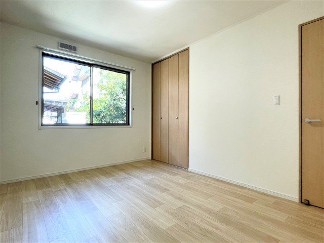 洋室6.7帖。クローゼットあります。