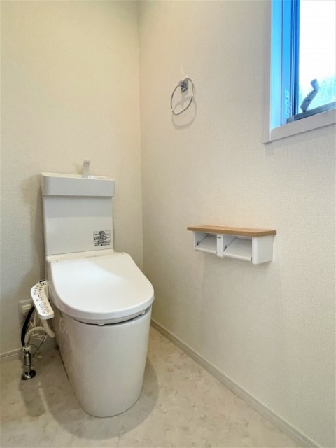 窓付きのトイレ。