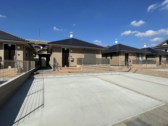 外観②。駐車場スペースゆったりです。