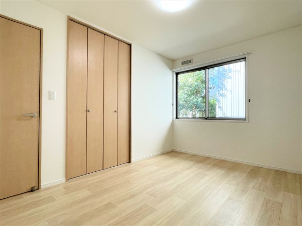 クローゼット付きの洋室6.5帖。