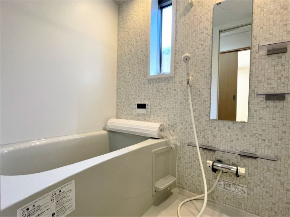 タイル貼りの壁がオシャレな浴室。